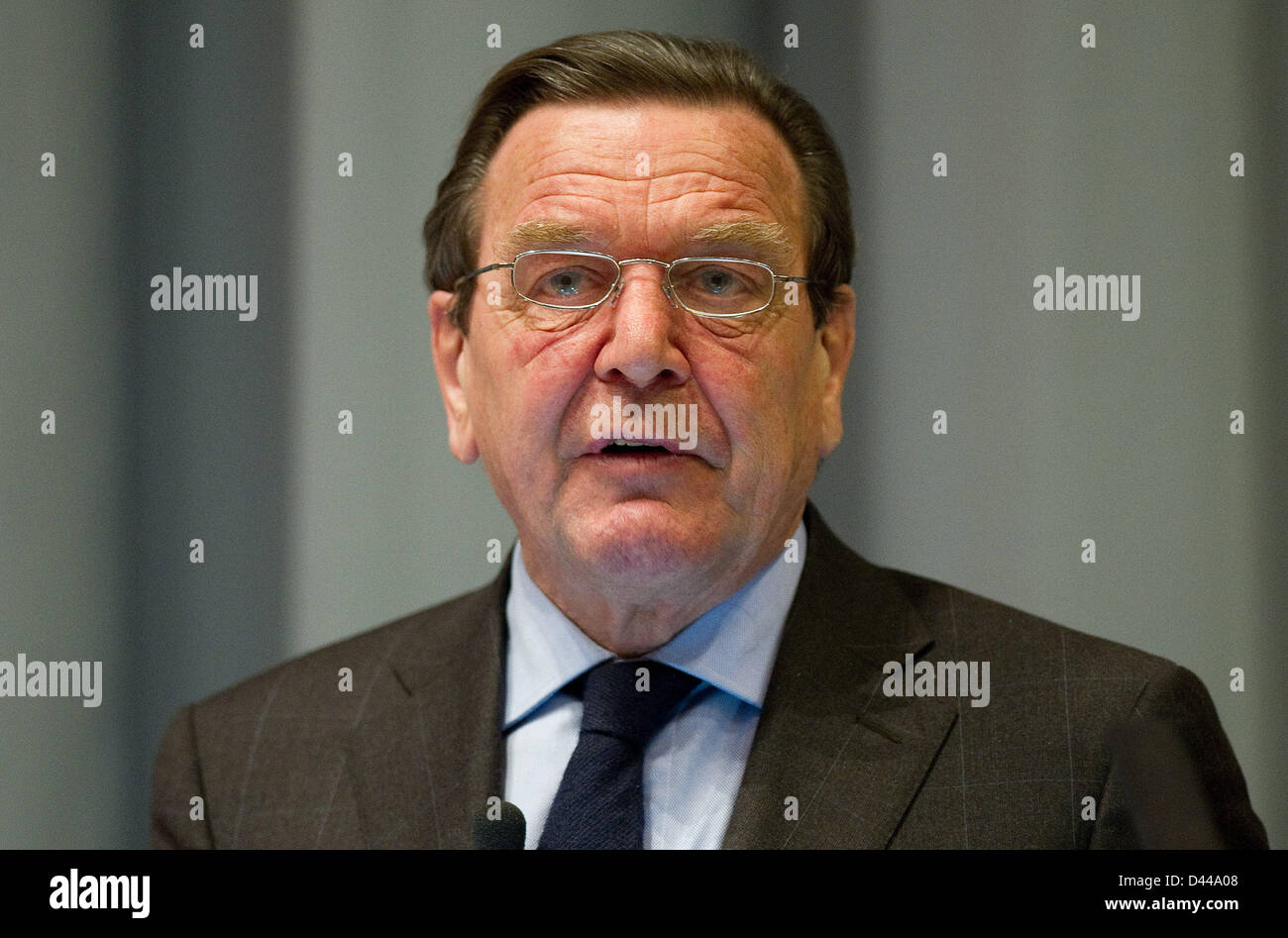 L'ancien chancelier allemand Gerhard Schroeder (L) parle à la German Armed Forces Staff College à Hambourg, Allemagne, 04 mars 2013. Schroeder a examiné des sujets sur les affaires étrangères et la politique de sécurité avec des représentants de l'armée allemande. Photo : AXEL HEIMKEN Banque D'Images