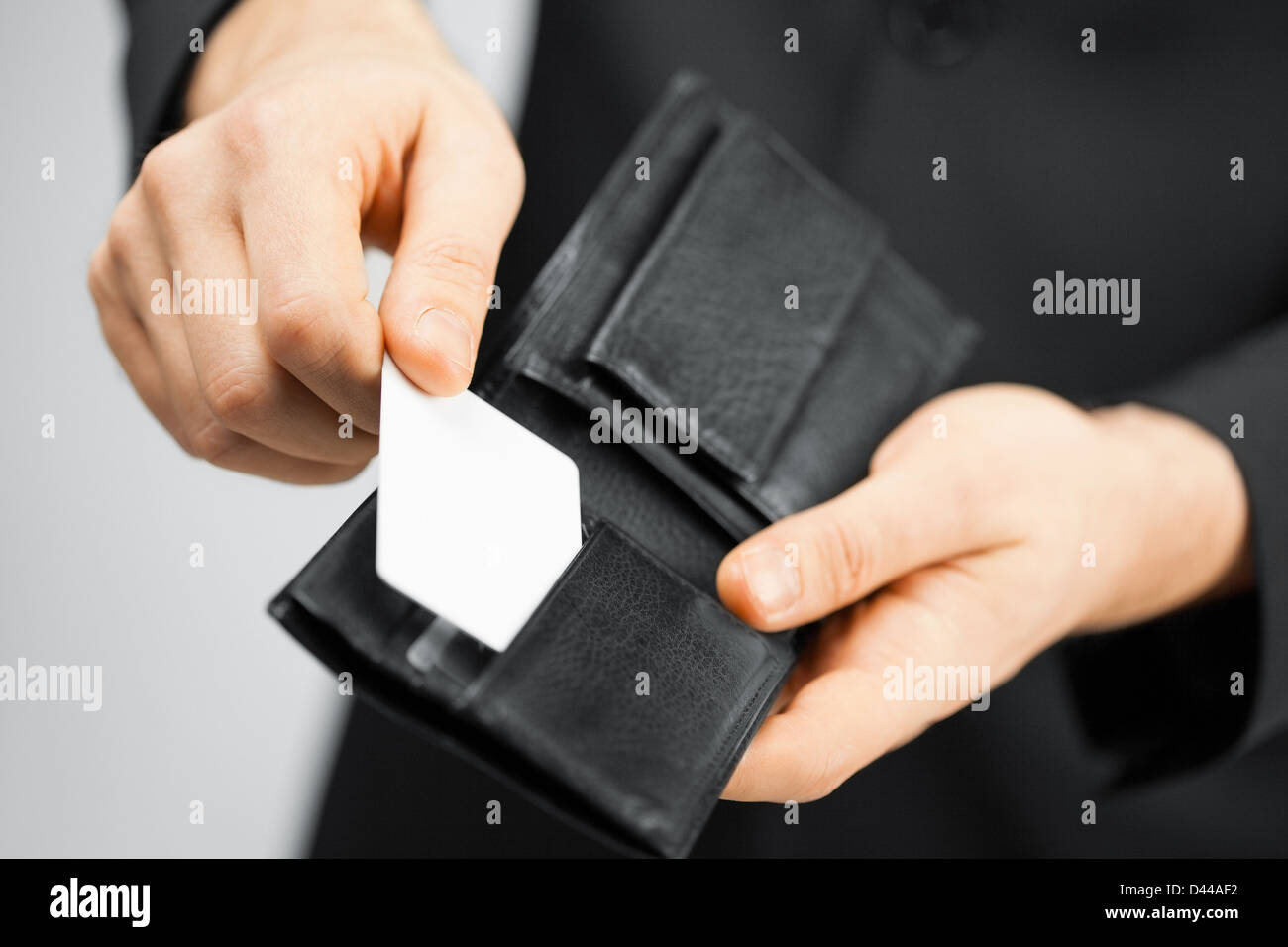 Man in suit holding credit card Banque D'Images