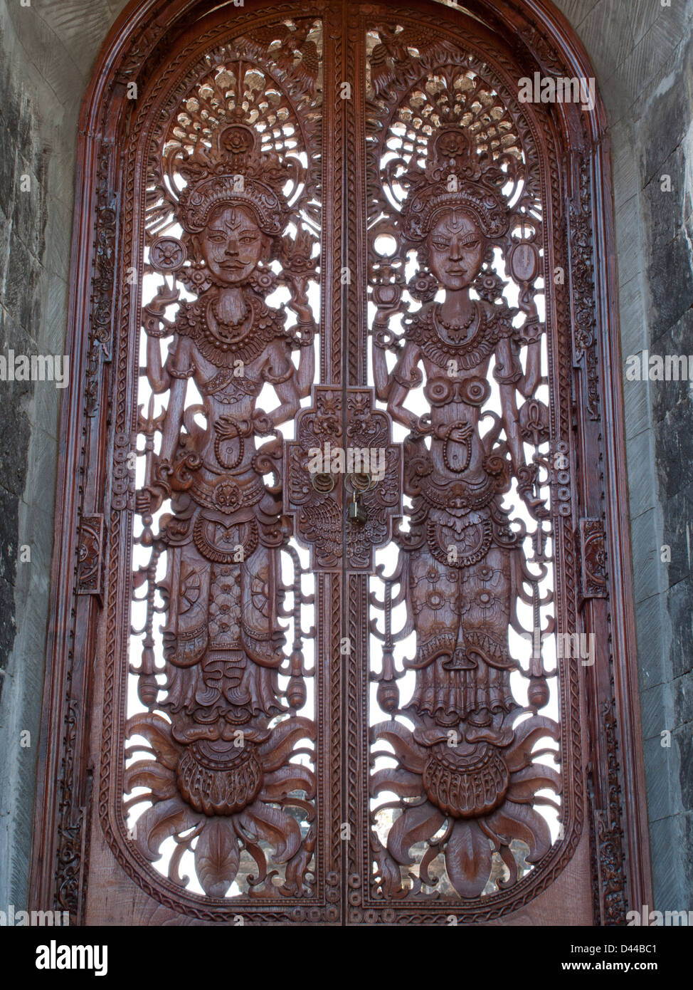 Portes en bois décoratif à Pura Ponjok Batu, un temple hindou à Bali, Indonésie. Banque D'Images