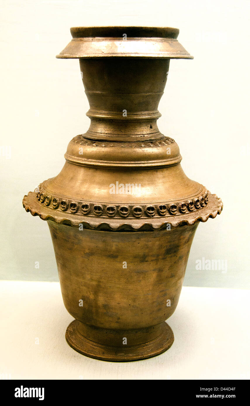 En forme de vase pot à eau du 18ème siècle népalais au Népal Banque D'Images