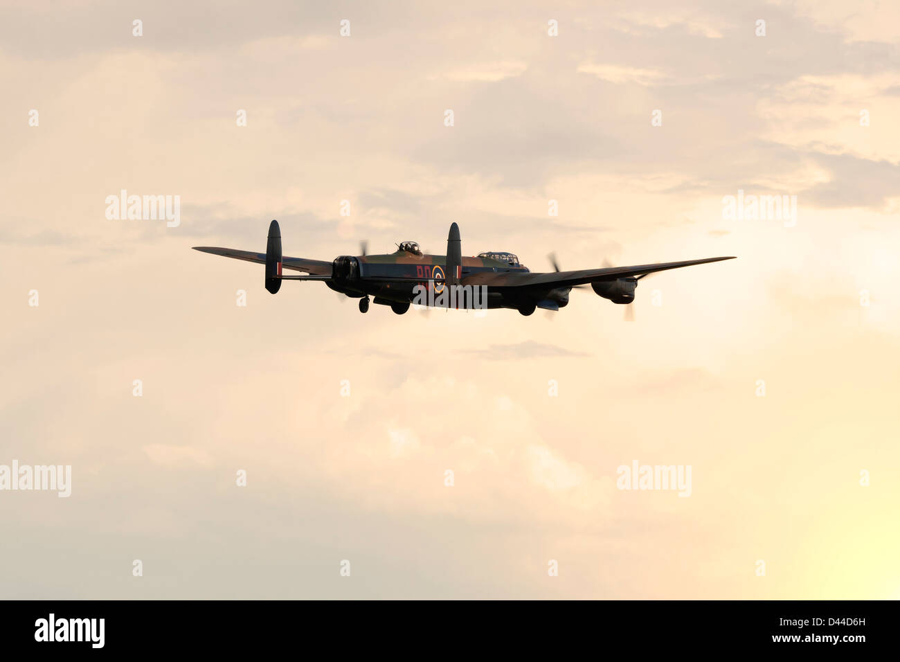 Avro Lancaster de la Battle of Britain Memorial Flight, volant vers le soleil couchant. Banque D'Images