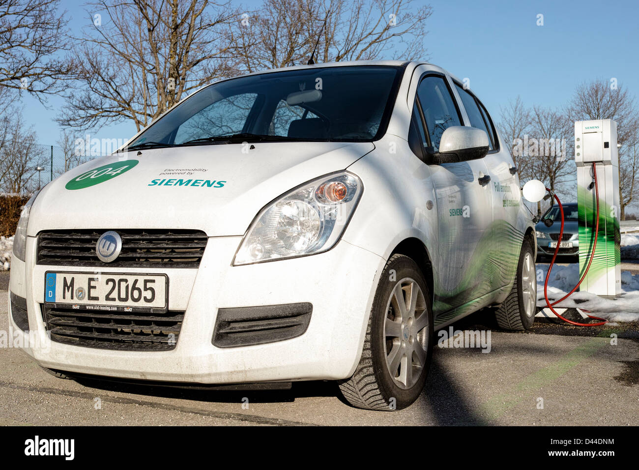 Déplacer la voiture électrique Siemens (Suzuki Splash plate-forme) d'être rechargé à une station de charge de Siemens à Munich Banque D'Images