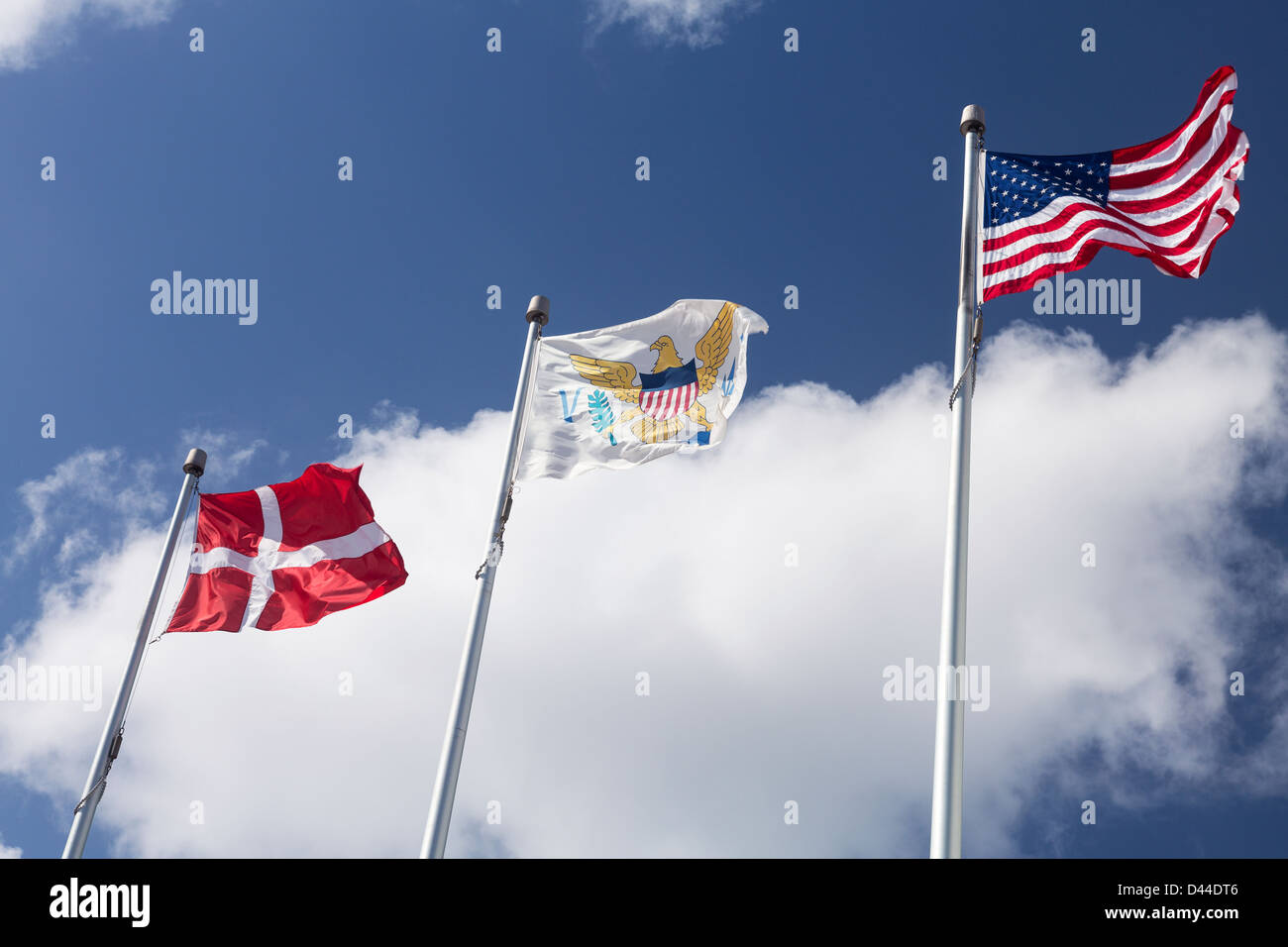Drapeaux des USA, US Virgin Islands et le Danemark voler à l'extérieur du gouvernement Chambre à St Thomas Banque D'Images