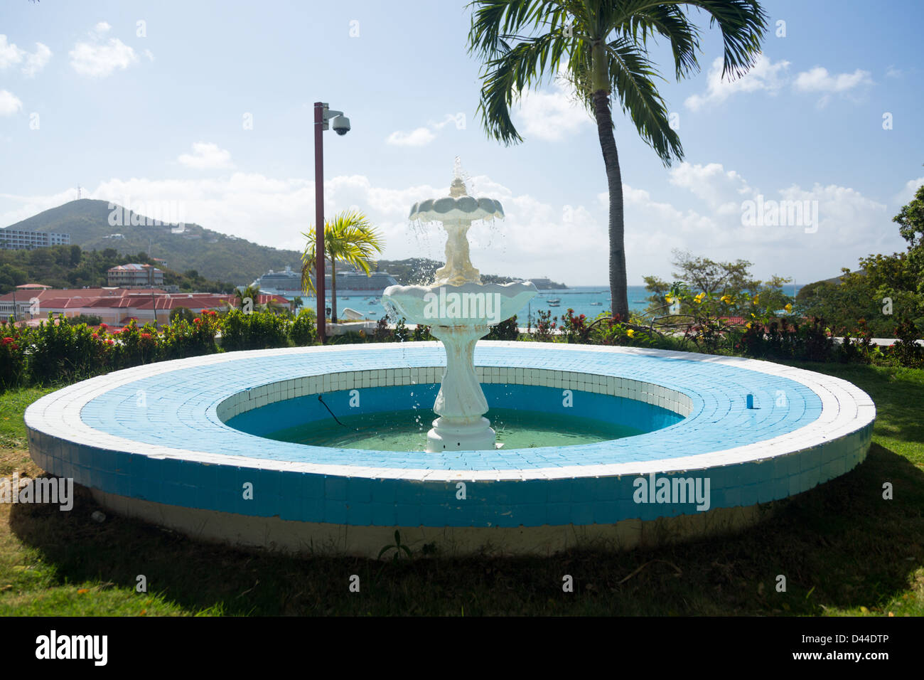 Sol carrelé bleu à l'extérieur de la fontaine du gouverneur à Charlotte Amalie St Thomas USVI Banque D'Images