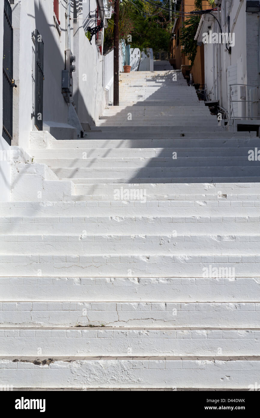 Série d'étapes en escalier peint en blanc à côté de la résidence à Charlotte Amalie St Thomas Banque D'Images