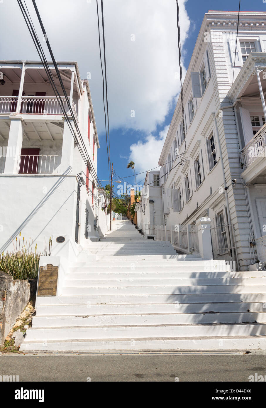 Série d'étapes en escalier peint en blanc à côté de la résidence à Charlotte Amalie St Thomas Banque D'Images