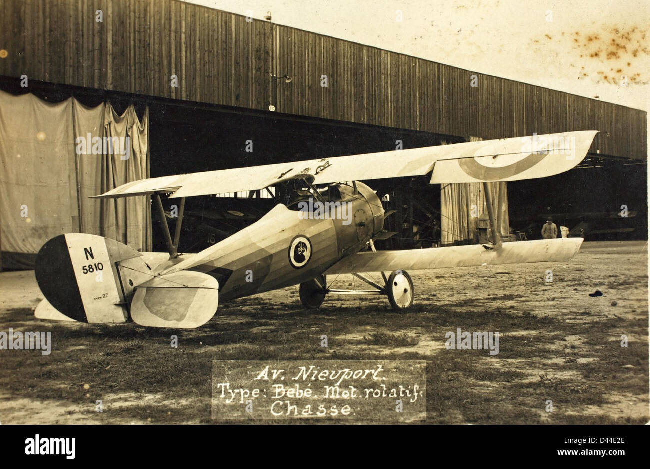 Le Nieuport 27 était un avion de chasse biplan monoplace français utilisé pendant la première Guerre mondiale, développé par la société Nieuport, il comportait une aile de sesquiplane et était propulsé par un moteur rotatif le Rhône 9J de 130 ch. L'avion était armé d'une seule mitrailleuse Hotchkiss M1909 de 0,303 pouces (7,7 mm) et était réputé pour son agilité et sa vitesse au combat. Banque D'Images