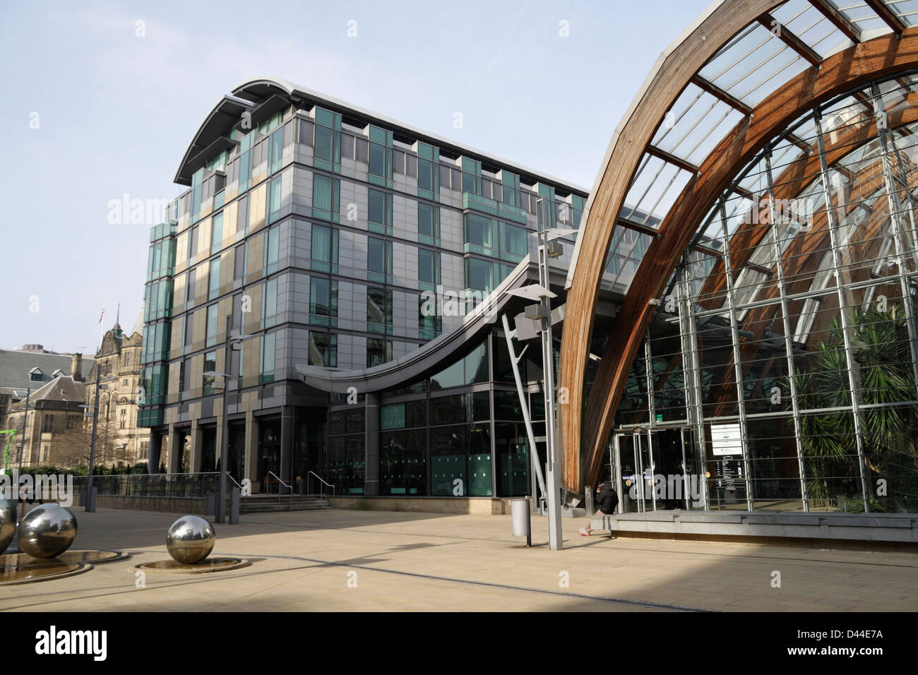Jardin d'hiver et l'hôtel Mercure dans le centre-ville de Sheffield Banque D'Images