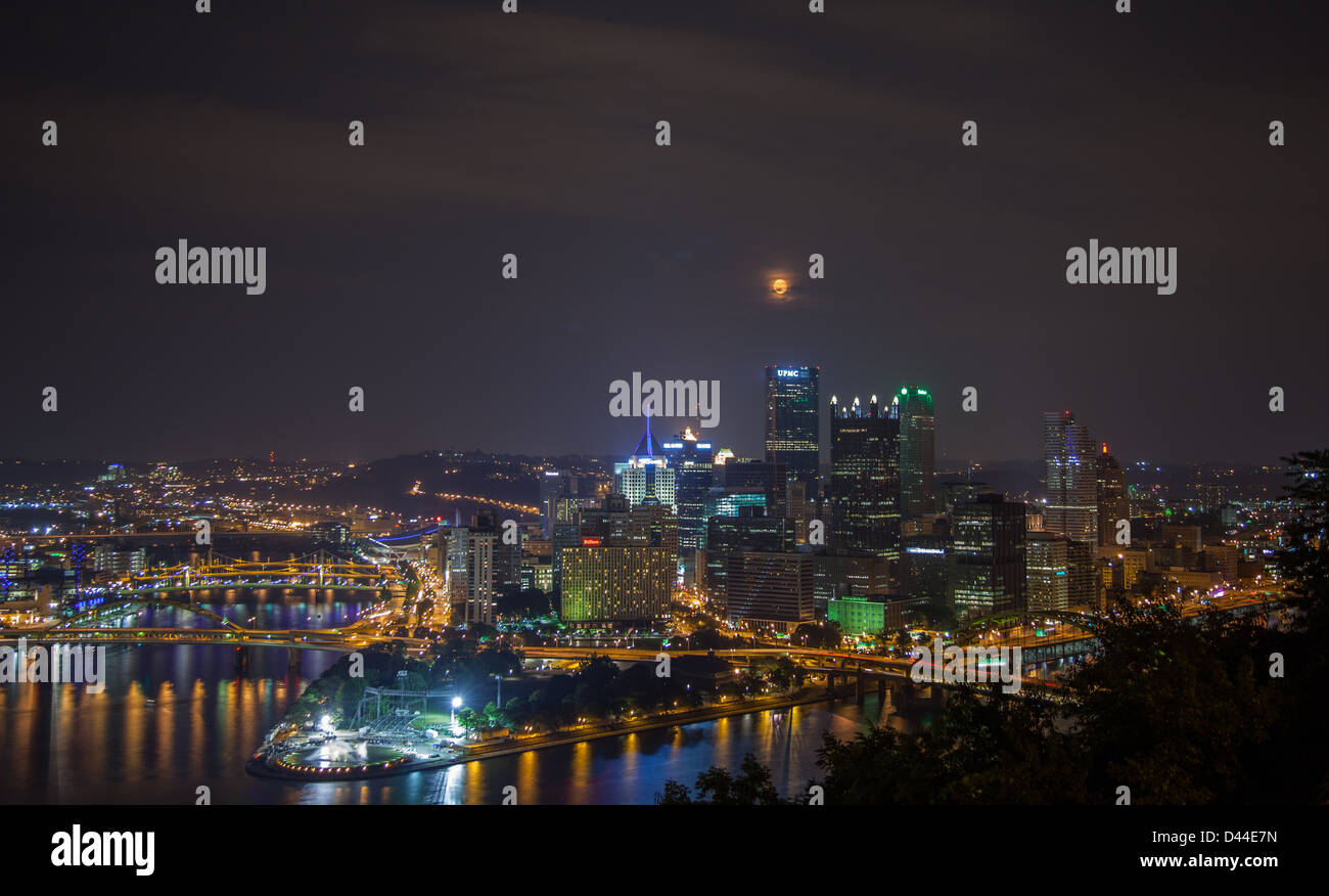 Pittsburgh, Pennsylvanie, États-Unis la nuit avec une lune au-dessus de la ligne d'horizon, 2013 Banque D'Images