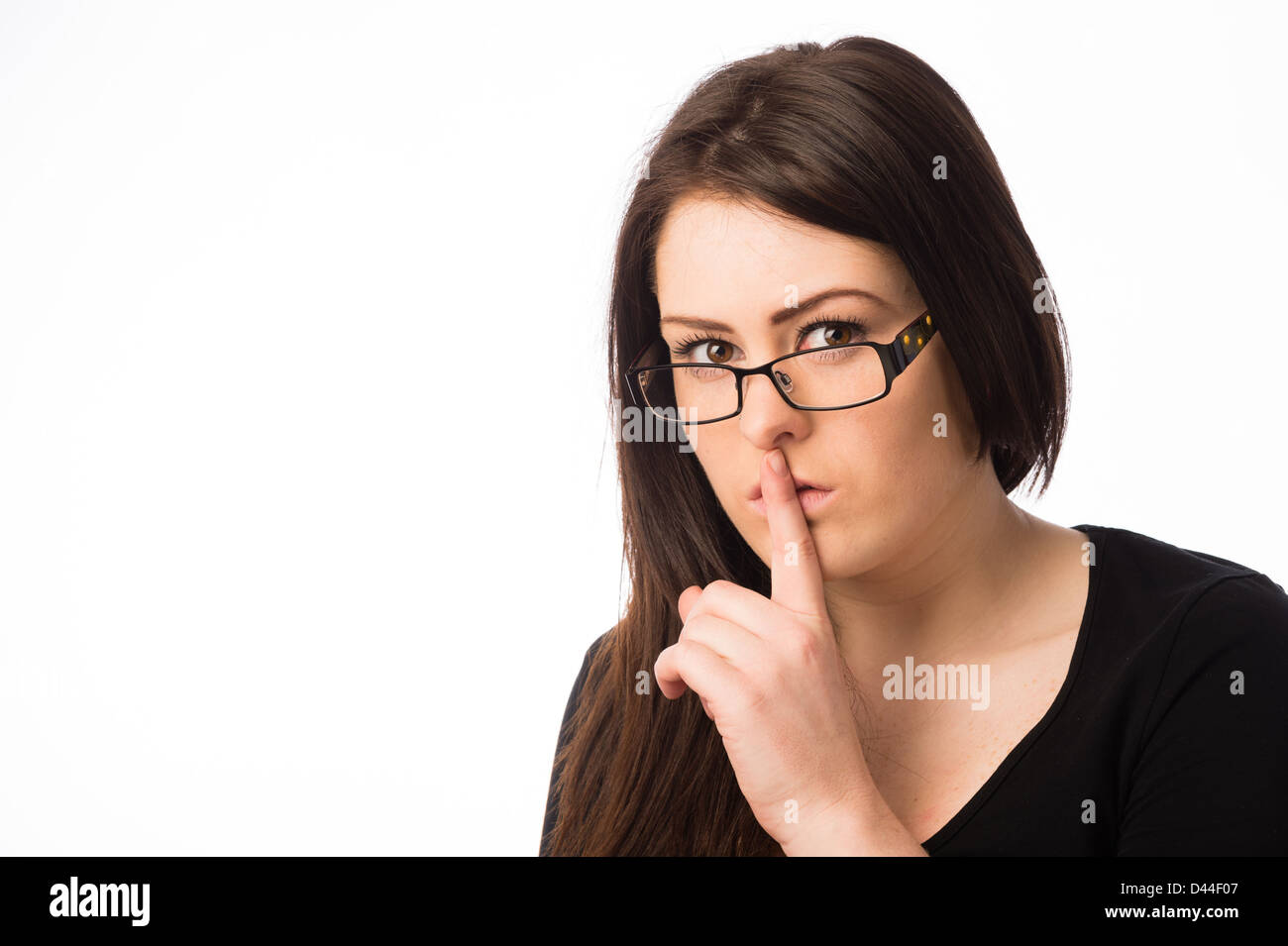 Une jeune femme à l'arrière, les cheveux bruns, portant des lunettes, verres collés à ses lèvres UK Banque D'Images
