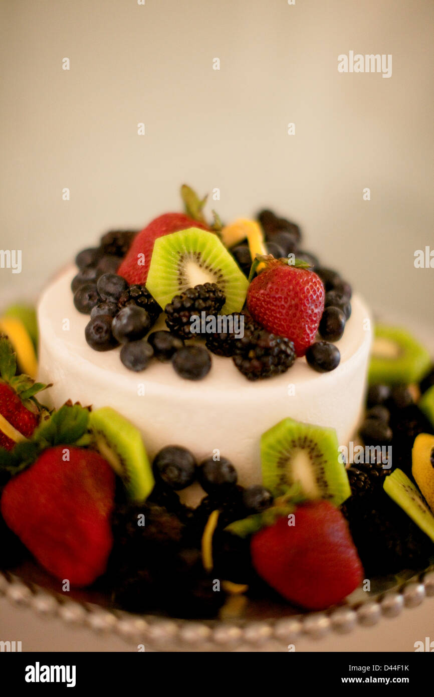 Fraise, bleuet, kiwis gâteau décoré Banque D'Images