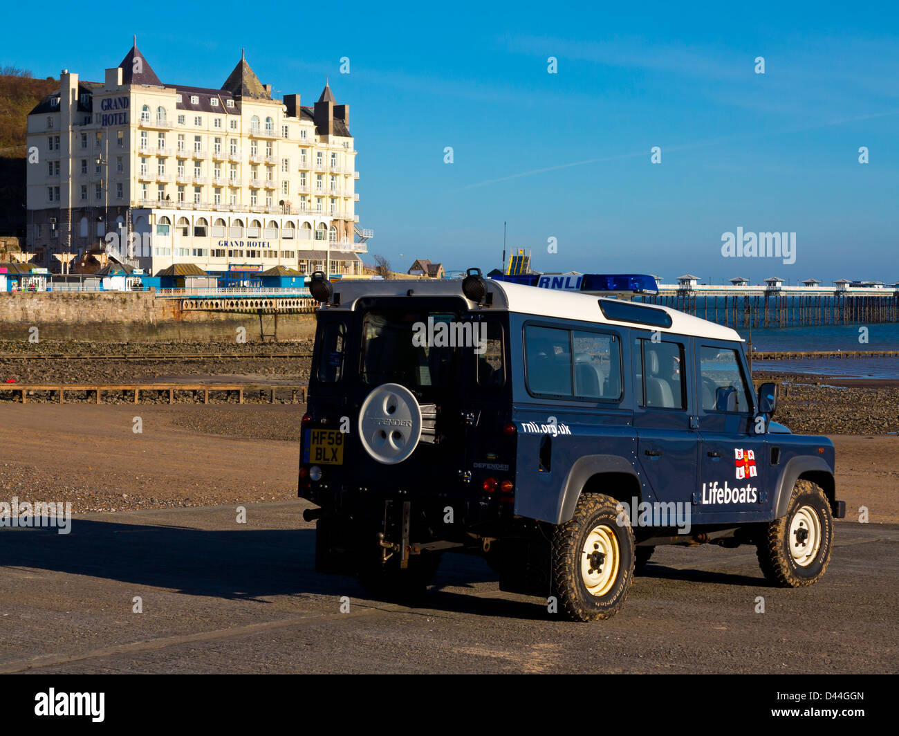 Soutien de sauvetage de la RNLI Land Rover garé sur la plage de North Shore Llandudno North Wales UK avec le Grand Hôtel en arrière-plan Banque D'Images