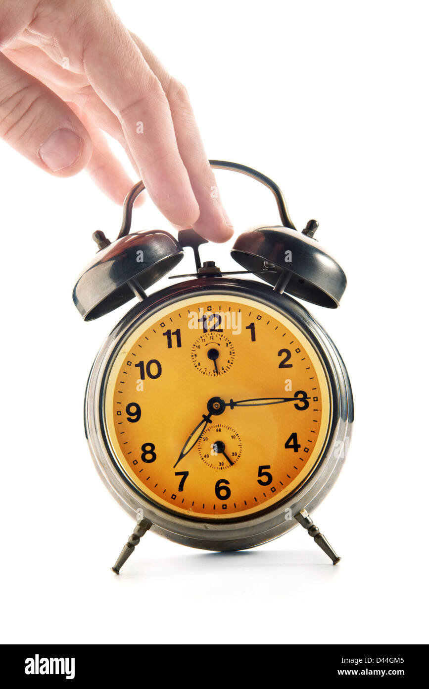 Faire tomber la main vintage horloge indiquant trimestre passé sept sur un fond blanc. Tôt le matin, difficile à réveiller. Banque D'Images