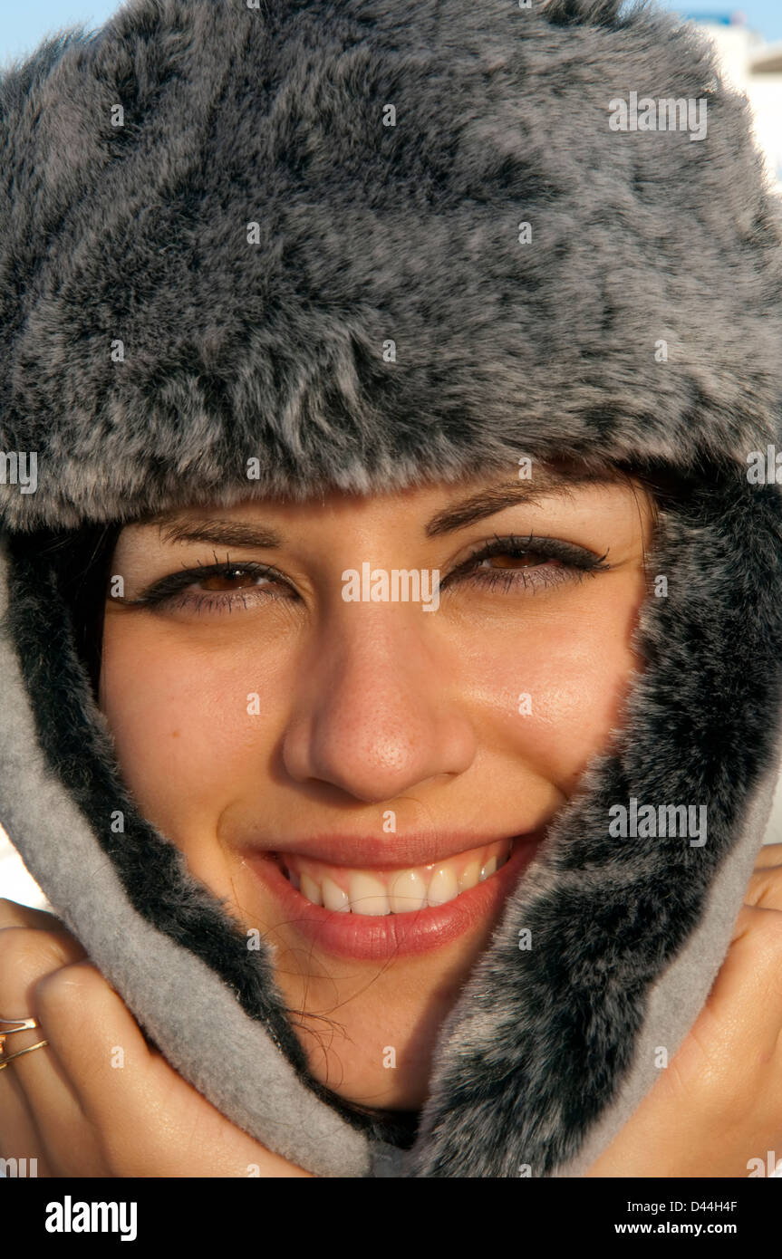 Une jeune femme dans la vingtaine de nationalité russe portant un chapeau Ushanka traditionnels Banque D'Images