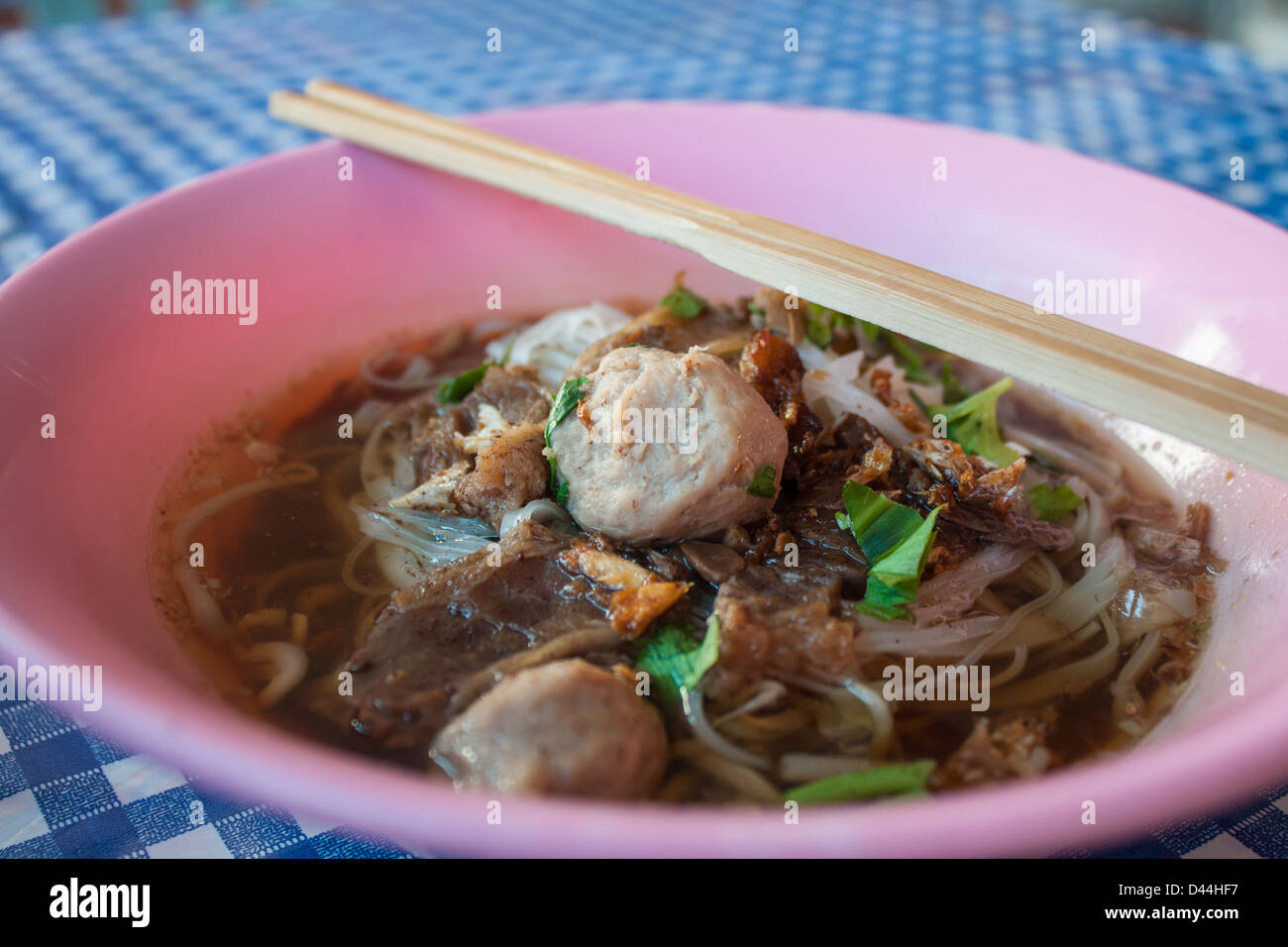 Soupe de nouilles de boeuf. Ragoût de boeuf et de boulettes. Banque D'Images