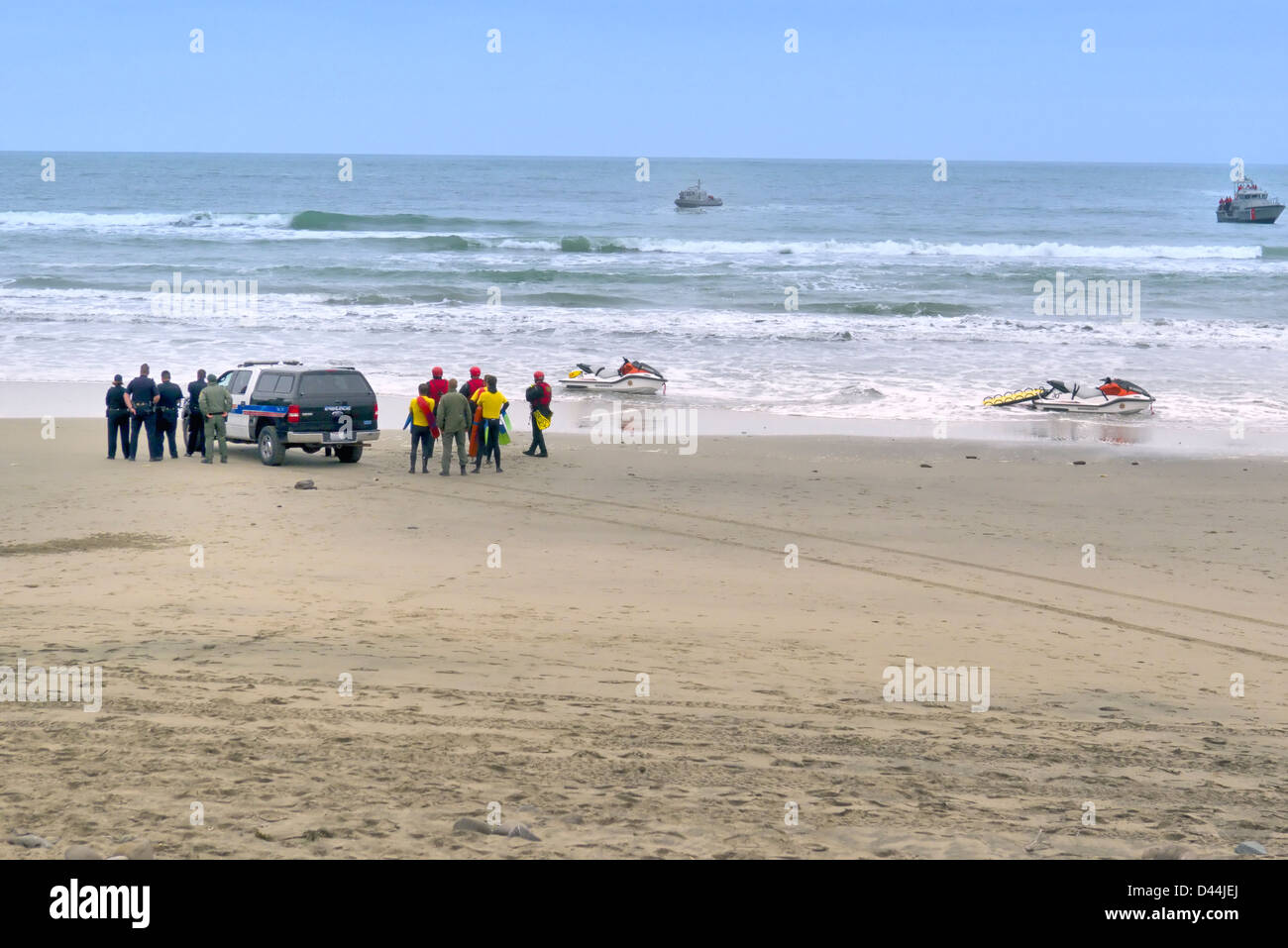 Une équipe de recherche et de sauvetage multi-agences composée de premiers intervenants évalue un sauvetage en mer en cours sur une plage en 2013. T Banque D'Images