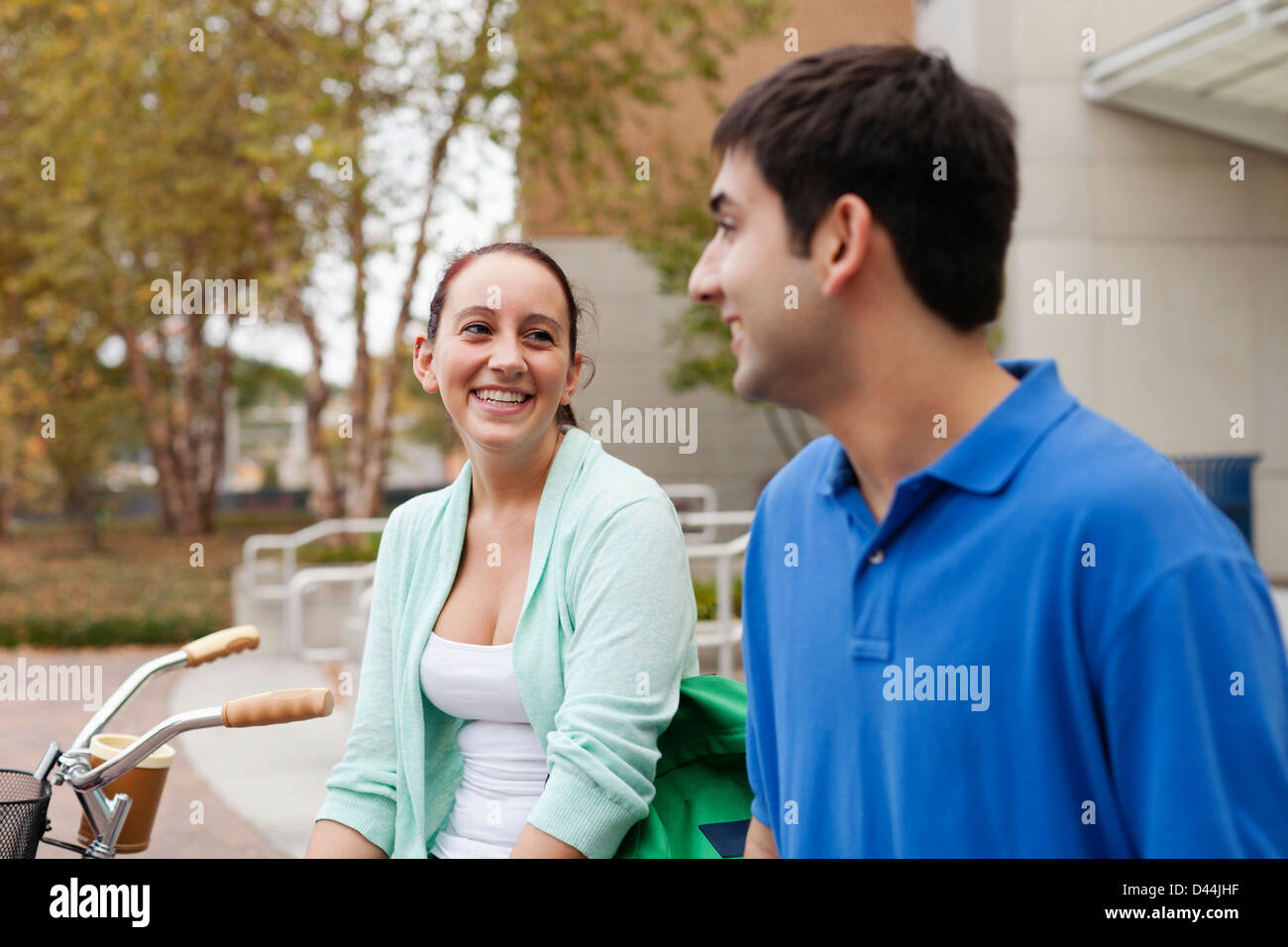 Smiling students talking on campus Banque D'Images
