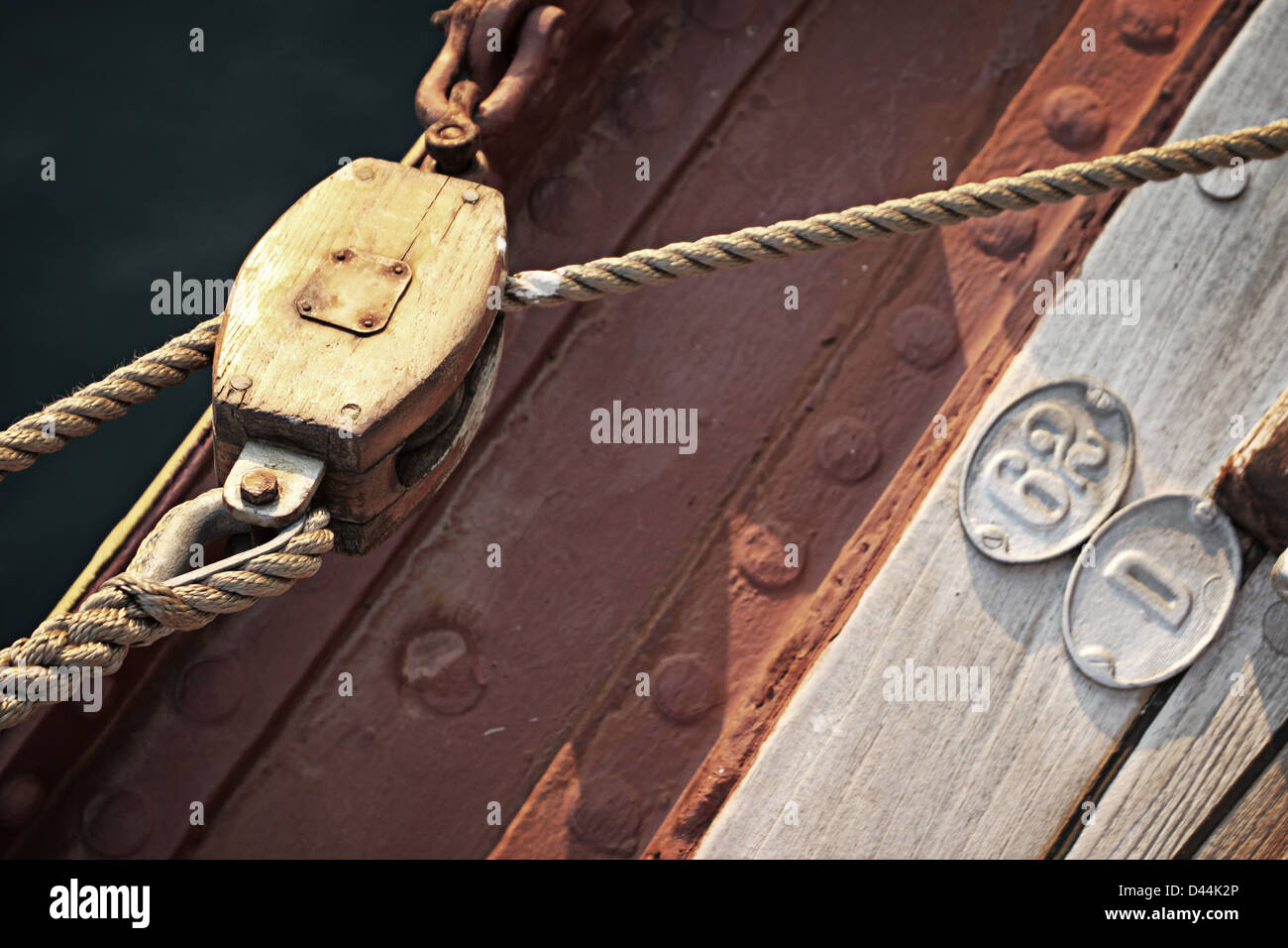 Bateau corde poulie en bois vintage sur vieux bateau Banque D'Images