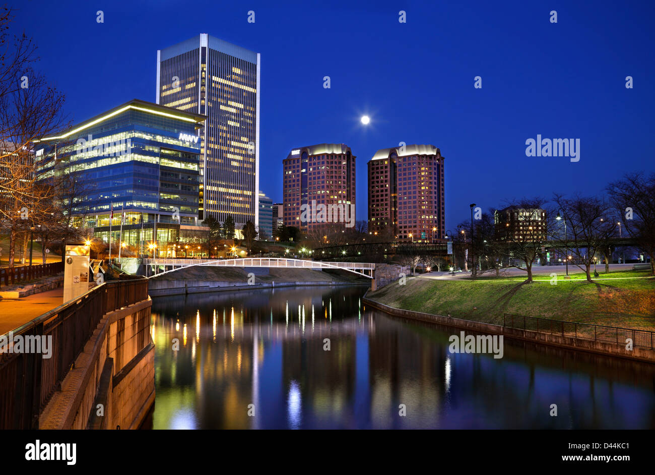 Richmond, Virginie, Skyline at night. Vue sur le canal et l'haxall kanawha canal walk park sur Brown's Island. Banque D'Images