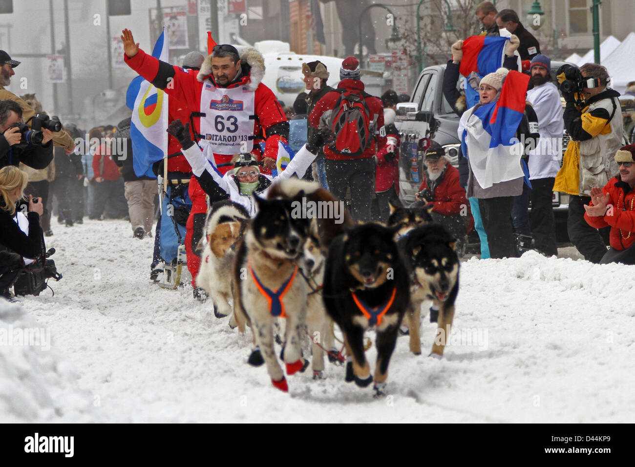 Mar 02, 2013 - Anchorage, Alaska, États-Unis - musher russe Mikhail Telpin conduit son équipe vers le bas chien Quatrième Avenue. Iditarider avec Kristine Horst au cours de la cérémonie de départ de l'Iditarod Sled Dog Race à Anchorage. (Crédit Image : © Al Grillo/ZUMAPRESS.com) Banque D'Images