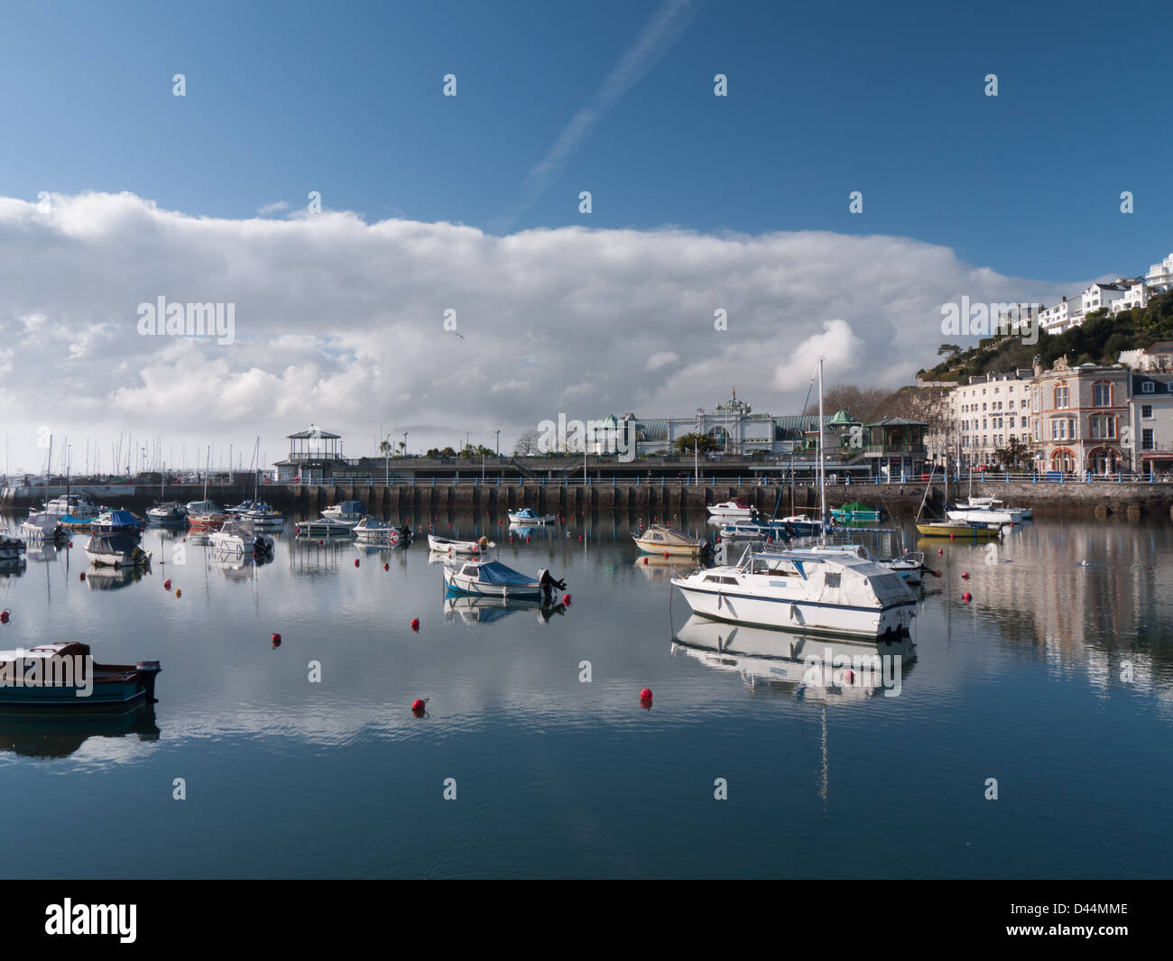 Le port de Torquay sur une journée calme, lumineux. Banque D'Images