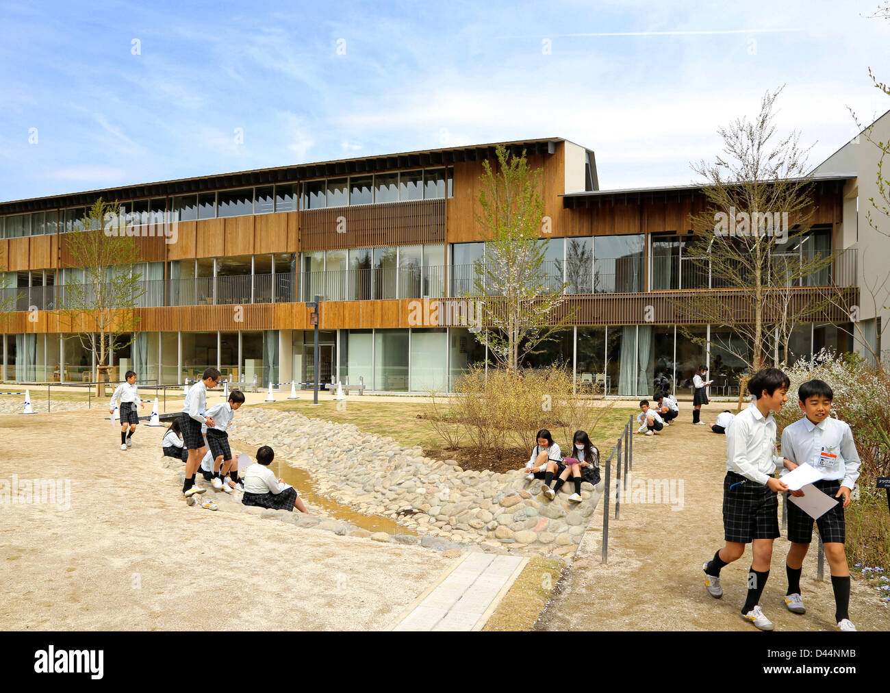 Teikyo University Elementary School, Tokyo, Japon. Architecte : Kengo Kuma, 2012. Vue extérieure globale au cours de biologie des travaux sur le terrain. Banque D'Images