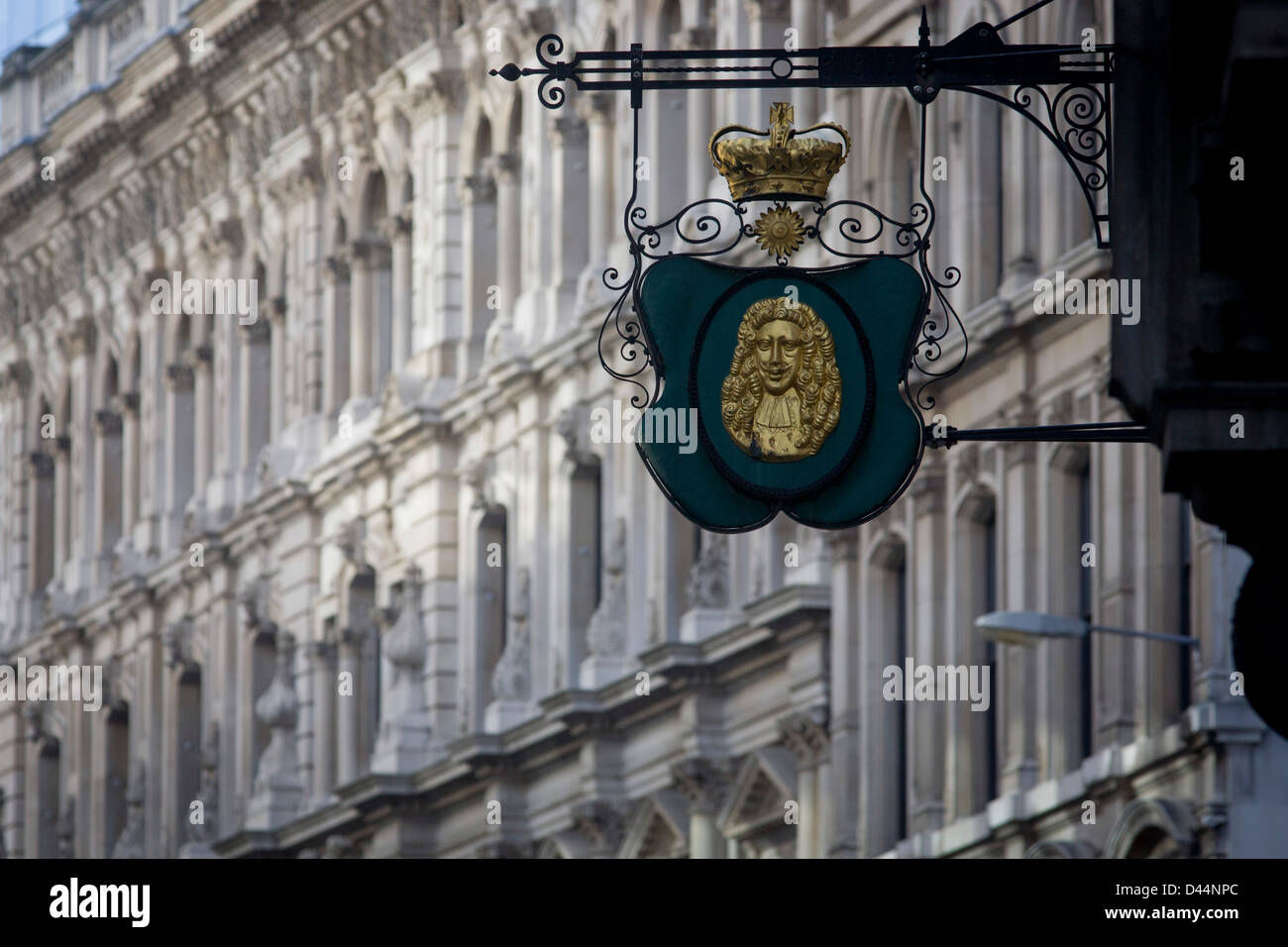 Un détail d'une ville de Londres d'orfévrerie ornate street signe sur l'angle de la Suffolk Lane et Lombard Street dans le coeur de la capitale, le quartier financier. Une couronne d'or se trouve au-dessus de la tête d'un éminent financier du 18ème siècle. De tels signes suspendus ont été interdits par Charles II, mais les répliques ont été érigés pour le couronnement d'Édouard VII en 1902. Banque D'Images