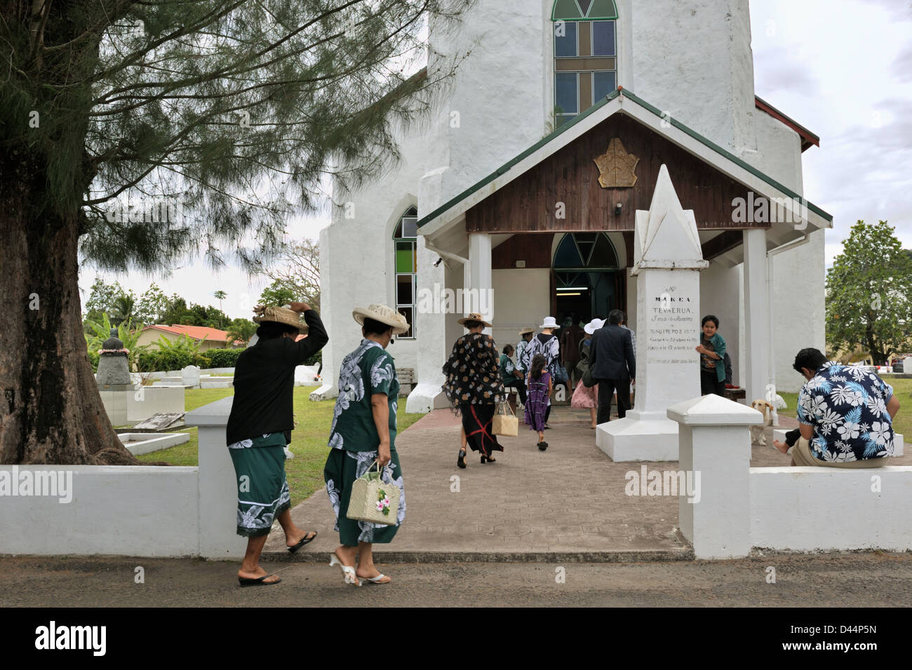 Les femmes portant des chapeaux et mieux dimanche pour l'arrivée de dimanche matin à la principale église Chrétienne des Îles Cook à Rarotonga, îles Cook Banque D'Images