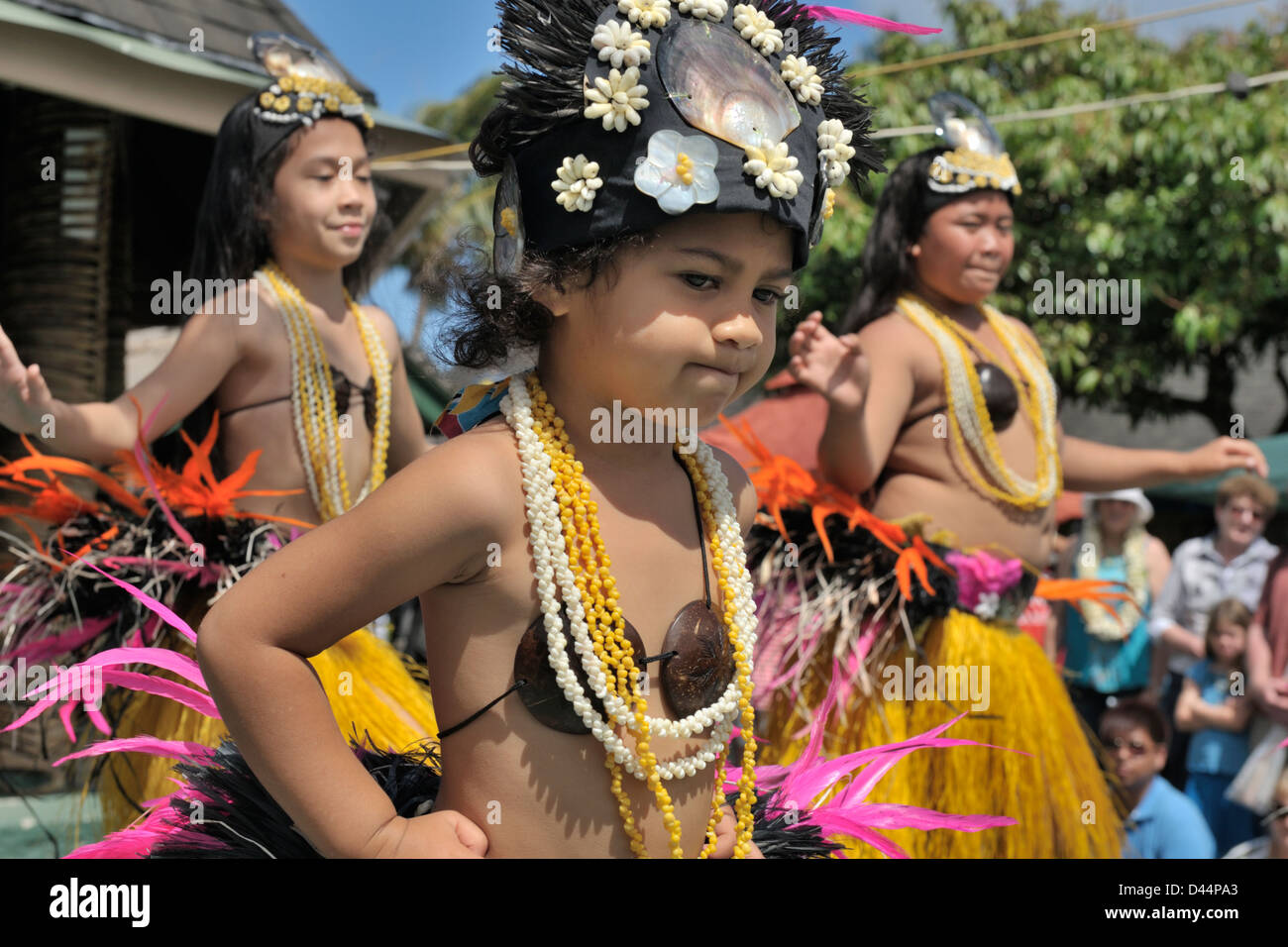 Un enfant en spectacle avec danseuses à la Punanga Nui marché le samedi. Avarua, Rarotonga, îles Cook Banque D'Images