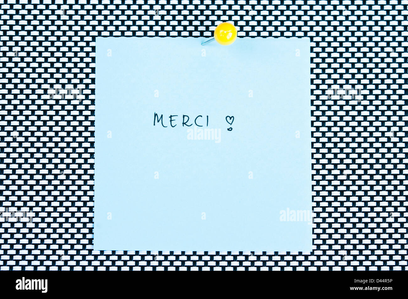 Postit note disant merci organisé sur fond noir et blanc Banque D'Images