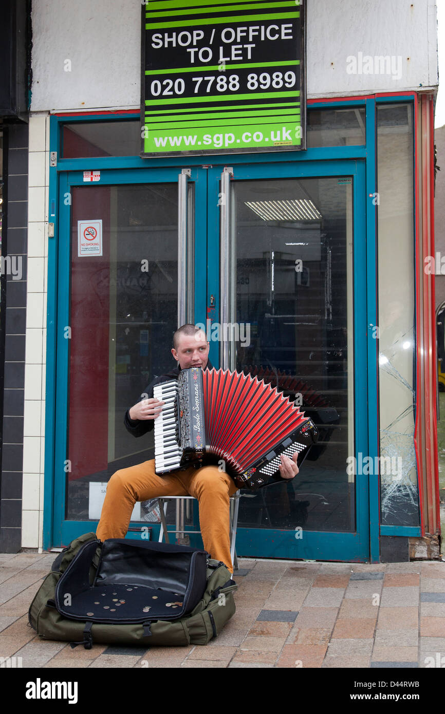 Magasin de vente et bureau de laisser, chômeurs, Busker dans shop porte, jouer Paulo Soprani Accordéon, Blackpool, Lancashire, UK Banque D'Images Magasin de vente et bureau de laisser, chômeurs, Busker dans shop porte, jouer Paulo Soprani Accordéon, Blackpool, Lancashire, UK Banque D'Images