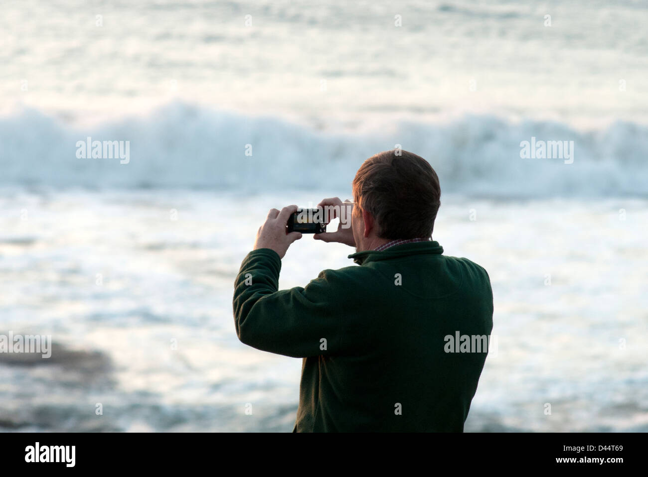 L'homme prend une photo du coucher de Fuerteventura Banque D'Images