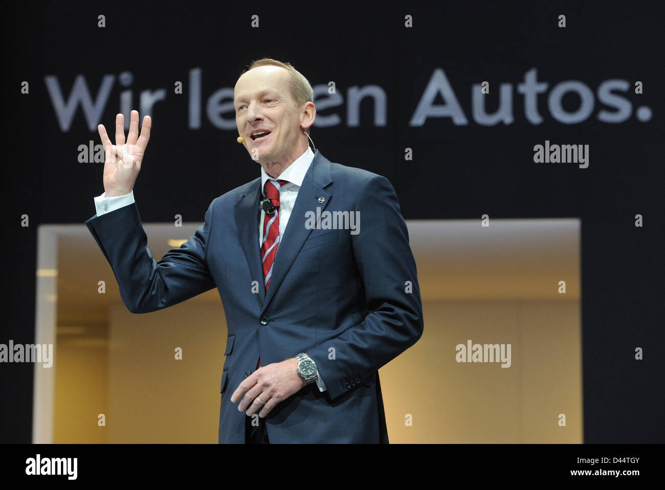 Président du conseil d'un constructeur automobile Opel, Karl-Thomas Neumann, est titulaire d'un discours lors de la première journée de la presse au 83th Salon de Genève à Genève, Suisse, 5 mars 2013. Photo : Uli Deck Banque D'Images