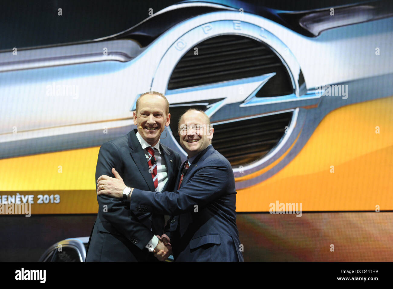 Président du conseil d'un constructeur automobile Opel, Karl-Thomas Neumann (L) sourit et serre la main avec le vice-président de General Motors (GM) à Detroit, Steve Girsky, au cours de la première journée de la presse au 83th Salon de Genève à Genève, Suisse, 5 mars 2013. Photo : Uli Deck Banque D'Images