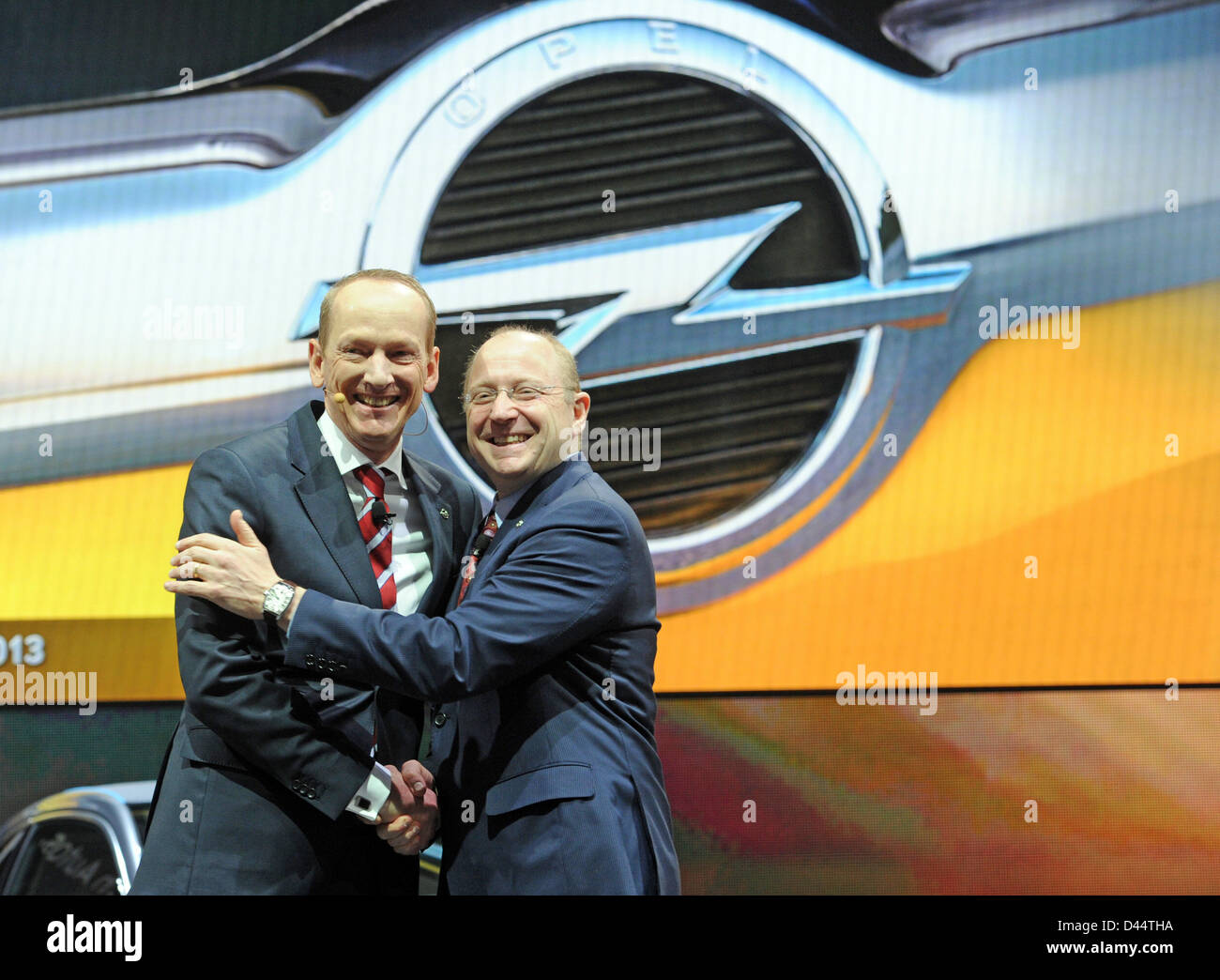 Président du conseil d'un constructeur automobile Opel, Karl-Thomas Neumann (L) sourit et serre la main avec le vice-président de General Motors (GM) à Detroit, Steve Girsky, au cours de la première journée de la presse au 83th Salon de Genève à Genève, Suisse, 5 mars 2013. Photo : Uli Deck Banque D'Images