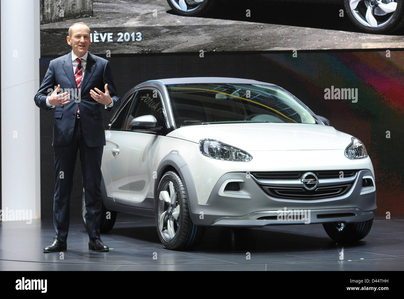 Président du conseil d'un constructeur automobile Opel, Karl-Thomas Neumann, est titulaire d'un discours qu'il se trouve en face d'un modèle de voiture de l'Opel Adam Rocks au cours de la première journée de la presse au 83th Salon de Genève à Genève, Suisse, 5 mars 2013. Photo : Uli Deck Banque D'Images