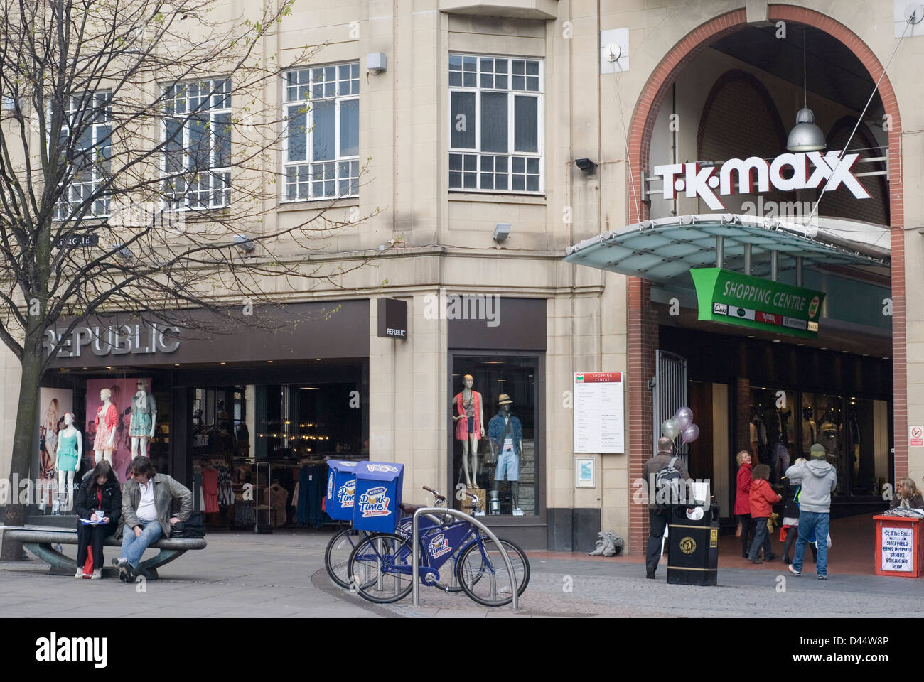 Fargate boutiques et l'entrée de l'Orchard Square Shopping Centre, Sheffield UK Banque D'Images