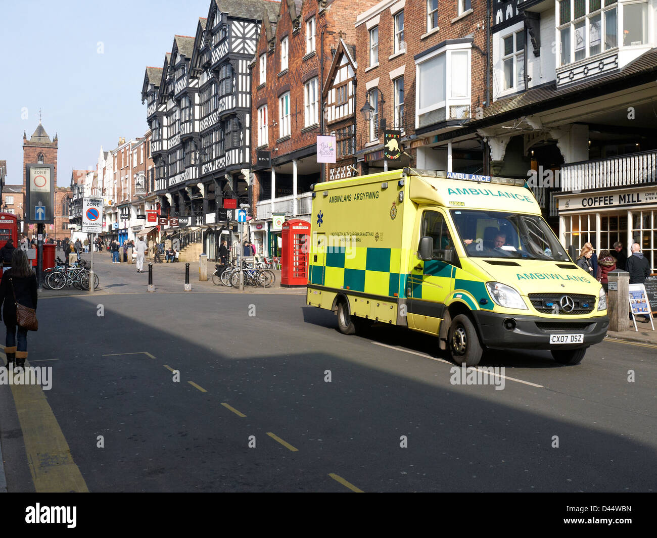Ambulance dans Bridge Street Chester Cheshire UK Banque D'Images
