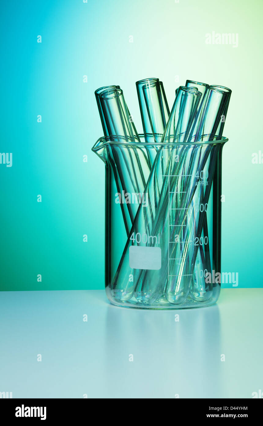 Tubes à essai en laboratoire en verre bleu clair Banque D'Images