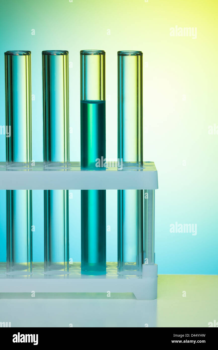 Un certain nombre de tubes à essai sur fond bleu dans le laboratoire Banque D'Images