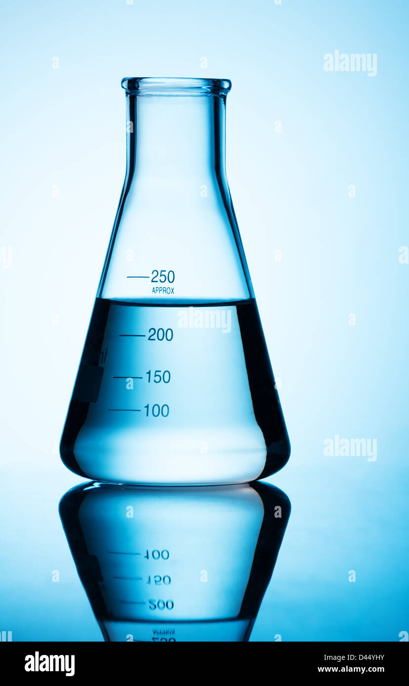 Grand flacon de laboratoire close-up avec liquide bleu et nuances jusqu'à 250 ml Banque D'Images