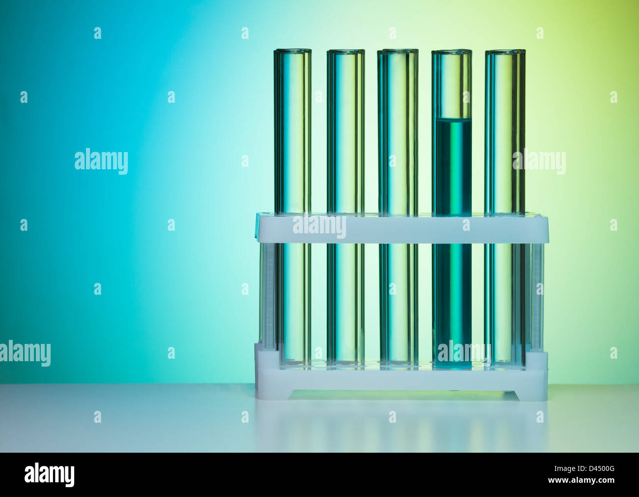 Rangée de tubes à essai en laboratoire sur fond bleu avec la lumière de laboratoire Banque D'Images