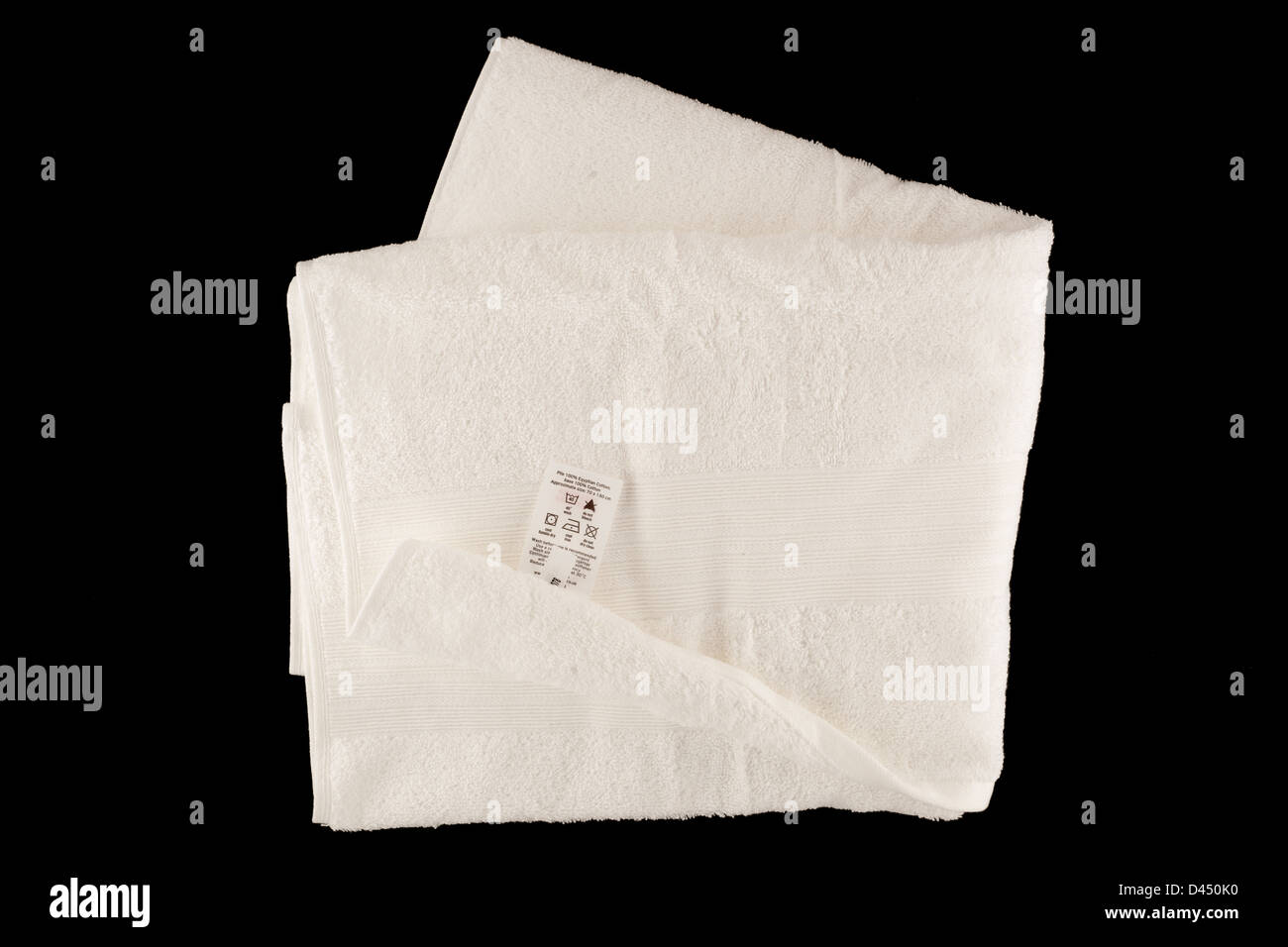 Serviette de bain pliée blanc soft touch 100  % coton égyptien avec instructions de lavage label Banque D'Images