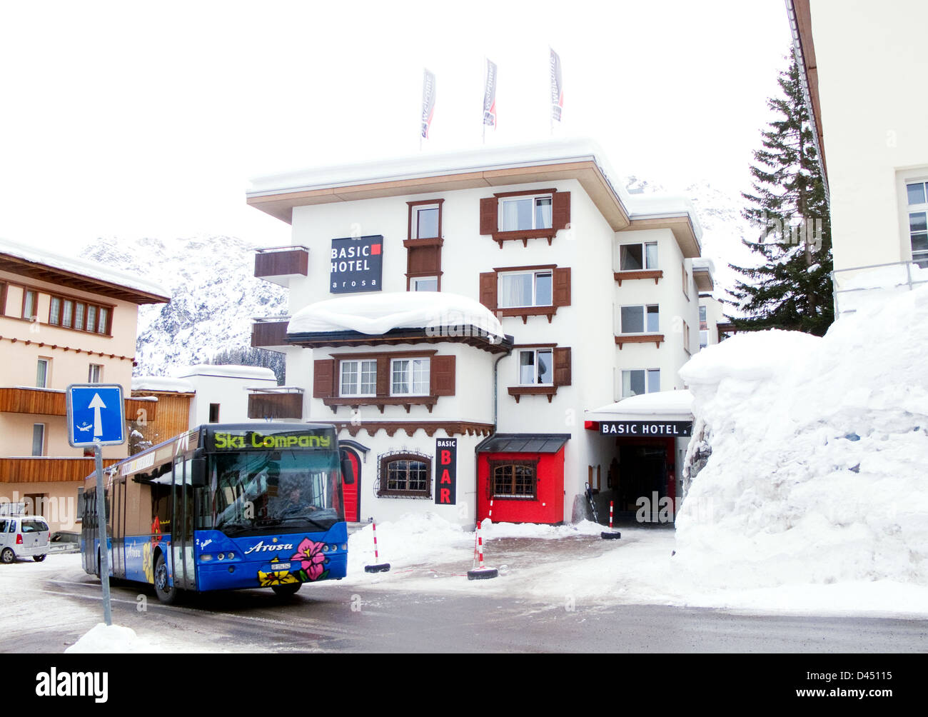 Scène de rue avec ski-bus et l'hôtel de base dans la neige de l'hiver, Arosa, Suisse Europe Banque D'Images