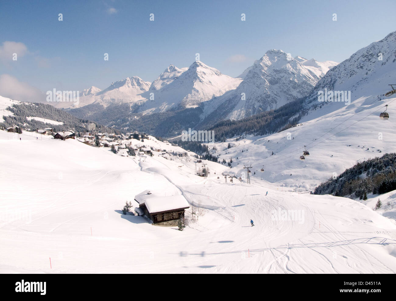 Alpes Suisses avec les gens de la scène Ski et neige sur les montagnes, Arosa, Suisse, Europe Banque D'Images
