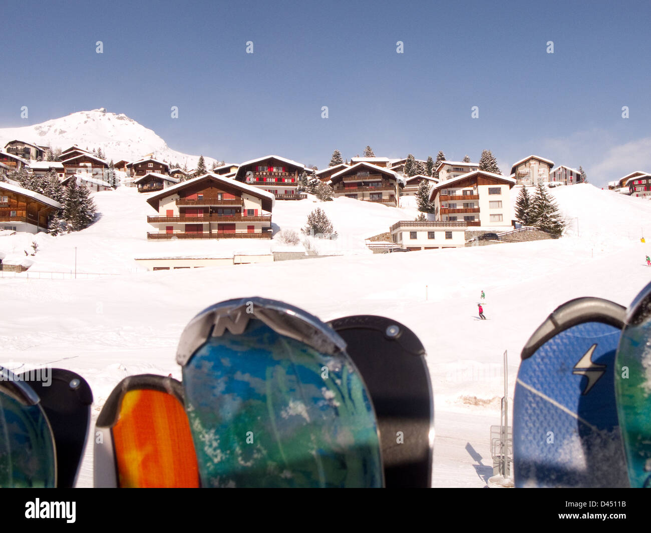 Ski skis, les gens et la montagne alpine chalets, Arosa ski resort, Suisse Europe Banque D'Images