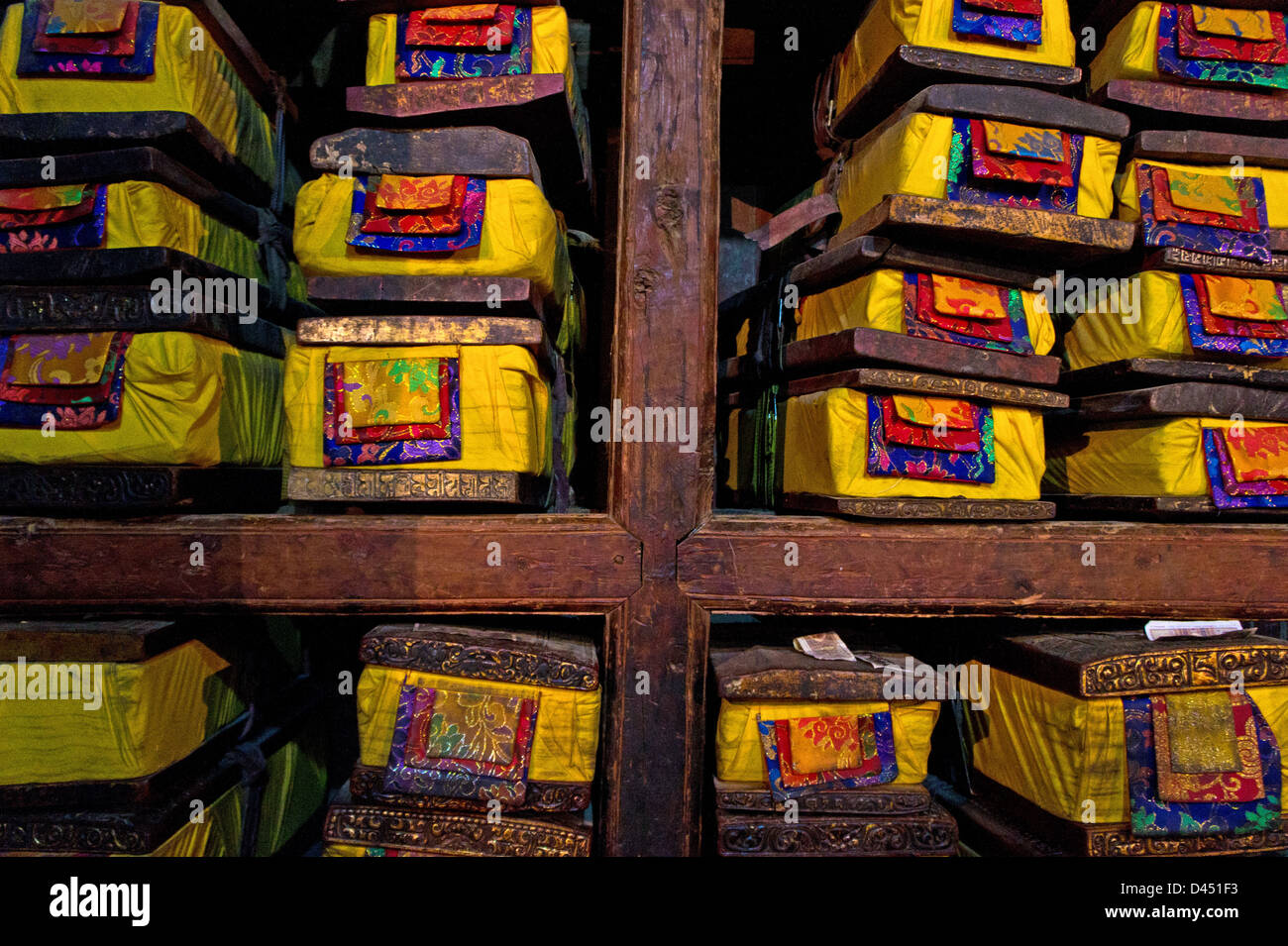 Étagères avec écritures anciennes en bibliothèque du Pelchor Chöde monastery, Gyantse, Tibet Banque D'Images