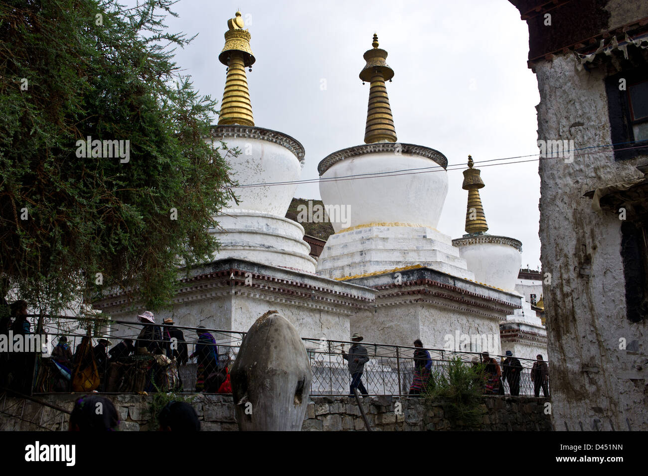 Chörten ou Stpas avec pèlerins bouddhistes, Tashilhunp monastère, Shigatse, Tibet Banque D'Images