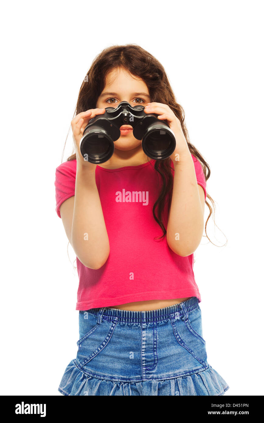Jolie fille à la recherche de jumelles et en souriant, isolated on white Banque D'Images