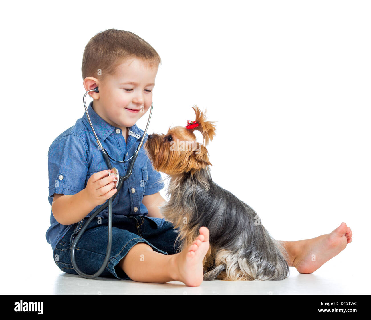 Garçon enfant l'examen de chien isolé sur fond blanc Banque D'Images